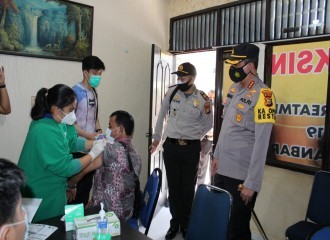 Kapolresta Pekanbaru Kunjungi Pelaksanakan Vaksinasi Covid-19 Gratis Untuk Lansia Di Polsek Kota Pekanbaru