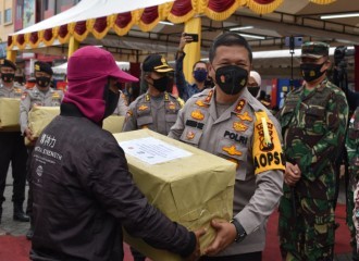 Pembagian Masker Dan Kampanye Jaga Jarak Nasional. Kapolda Riau Bagikan 630.000 Masker Kepada Masyarakat.