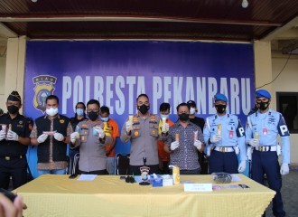 Polresta Pekanbaru Ungkap Tindak Pidana Narkotika Jenis Pil Ekstasi Dan Shabu Di Pekanbaru