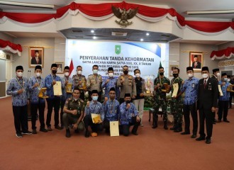 Polresta Pekanbaru Raih Piala Bergilir Gubernur Riau Badminton KORPRI CUP 2021