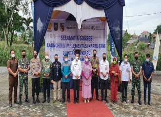 Kapolresta Pekanbaru Hadiri Lounching Imflementasi Kartu Tani Dan Penyerahan Kartu BPJS Ketenagakerjaan Di Kota Pekanbaru