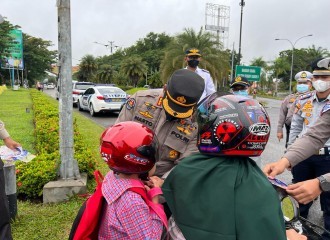 Polresta Pekanbaru Kampanyekan Penggunaan Helm Untuk Anak, Di Simpang Tiga Bandara
