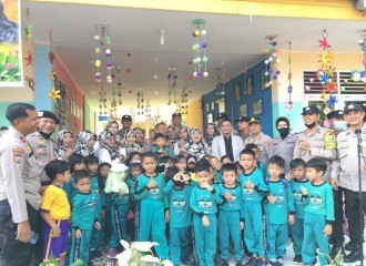 Hari Guru Nasional, Kapolsek Bukit Raya Beri Kejutan Kepada Guru TK Negeri 4 Pekanbaru