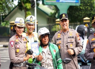 Pantau Langsung Operasi Keselamatan Lancang Kuning 2023 Di Kota Pekanbaru, Kapolresta Bagikan Helm Kepada Pengendara 