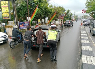 Polisi Sahabat Masyarakat, Personil Polsek Bukit Raya Bantu Dorong Mobil Mogok. 