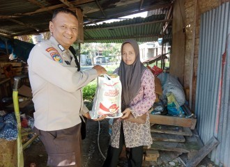 Kapolsek Tampan Menyerahankan Bansos Kapolda Riau Dalam Rangka Bakti Sosial Kemanusiaan Untuk Negeri.