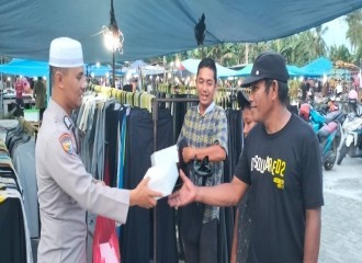 Polsek Tampan Jum'at Berbagi Bulan Ramadhan Memberikan Takjir Dan Nasi Kotak Untuk Berbuka Puasa Terhadap Para Pedagang