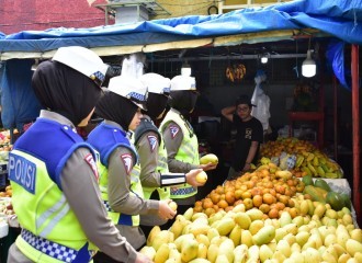 Patroli Jalan Kaki, Srikandi Polwan Satlantas Sambangi Pasar Sago Pekanbaru