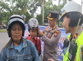 Kampanye Keselamatan Lalu Lintas, Kapolresta Pekanbaru Bagi Helm Gratis Kepada Anak-anak