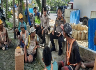 Kapolsek Pekanbaru Kota Sambangi Pekerja Penggalian Pipa Air Bersih PT. KJA Dan Sampaikan Pesan Kamtibmas