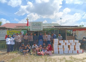Sambut HUT Bhayangkara Ke-77 Polsek Bukit Raya Bagikan Paket Sembako 
