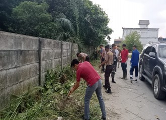 Peduli Lingkungan, Polsek Payung Sekaki Polresta Pekanbaru Lakukan Pembersihan Tumpukan Sampah Di Kel. Air Hitam