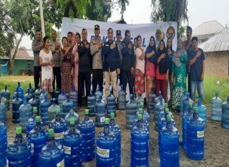 Jelang Perayaan HUT Ke 72 Humas Polri, Polresta Pekanbaru Salurkan Air Minum Di Rumbai