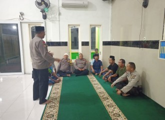 Magrib Berjamaah, Polresta Pekanbaru Sampaikan Pesan Pemilu Damai