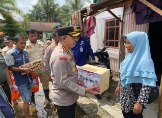 Polresta Pekanbaru Beri Bantuan Sembako Dan Obat-obatan Pada Korban Banjir