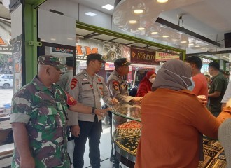 Ramadhan 1445 H/2024 M, Polsek Tampan Patroli Jalan Kaki Di Pasar Tradisional