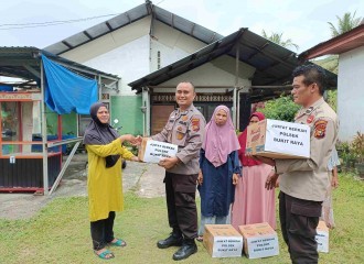 Jum'at Berkah, Polsek Bukit Raya Bagikan 15 Paket Sembako Untuk Warga.