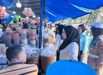 Polwan Polresta Pekanbaru Dalam Rangka Ops Ketupat LK 2024 Patroli Jalan Kaki Di STC