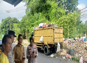 Kapolsek Senapelan Bersama Pemerintah Kecamatan Tutup TPS Ilegal Di Jalan Kemuning