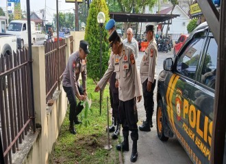 Polsek Senapelan Tanam Bibit Pohon Jenis Matoa, Dukung Program Penghijauan Kapolda Riau 