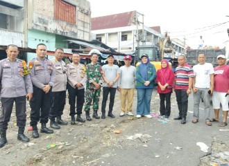 POLSEK PEKANBARU KOTA GELAR GOTONG ROYONG BERSAMA, ANGKAT SAMPAH MENUMPUK DI PASAR AGUSSALIM