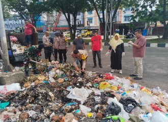 POLSEK BINAWIDYA GELAR GOTONG ROYONG BERSAMA CAMAT DAN MASYARAKAT ATASI SAMPAH MENUMPUK DI JALAN SM AMIN