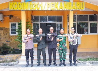 Semarak HUT Ke-81 TNI, Polresta Pekanbaru Berikan Kue Ulang Tahun Ke Kodim 0301/Pekanbaru