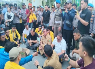 Polresta Pekanbaru Amankan Aksi Unjuk Rasa BEM UNILAK Dan BEM UIR Di Kantor Gubernur Riau