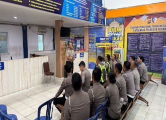 Kapolresta Pekanbaru Berikan Arahan Kepada Personel Satlantas Yang Bertugas Di Pelayanan SIM Satpas 0914
