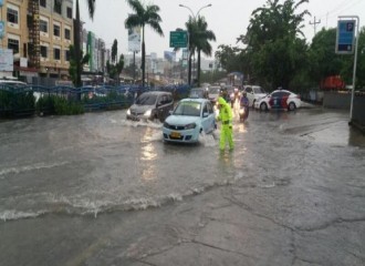 Air Menggenangi Ruas Jalan Kota Pekanbaru, Kasat Lantas Himbau Warga Hindari Lokasi Jalan Berikut