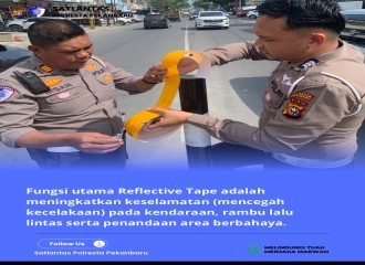 Satlantas Polresta Pekanbaru Pasang Reflective Tape Untuk Tingkatkan Keselamatan Pengguna Jalan