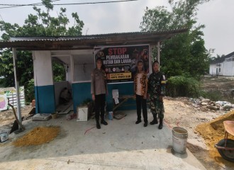 Cegah Karhutla, Bhabinkamtibmas Polsek Bukit Raya Pasang Spanduk Larangan Membakar Lahan