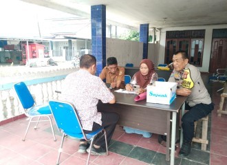 Polsek Binawidya Sosialisasikan Larangan Membakar Lahan, Pantau Penyaluran Bantuan Beras Di Sialang Munggu